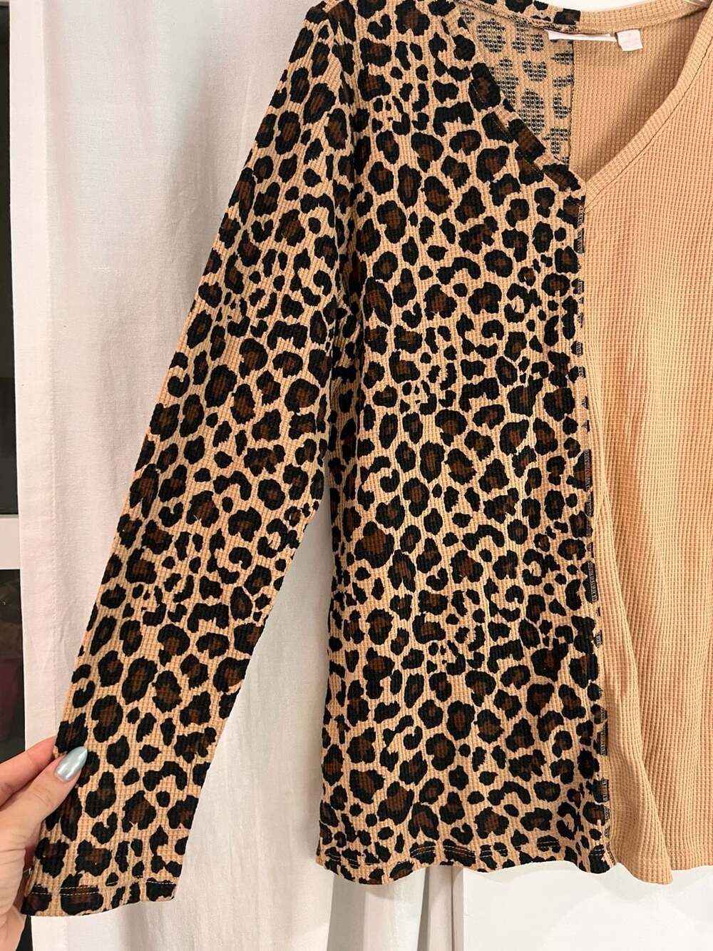 Belle by Kim Gravel Baby Waffle Split Print V-Neck Top Camel Leopard Size M - Picture 3 of 4